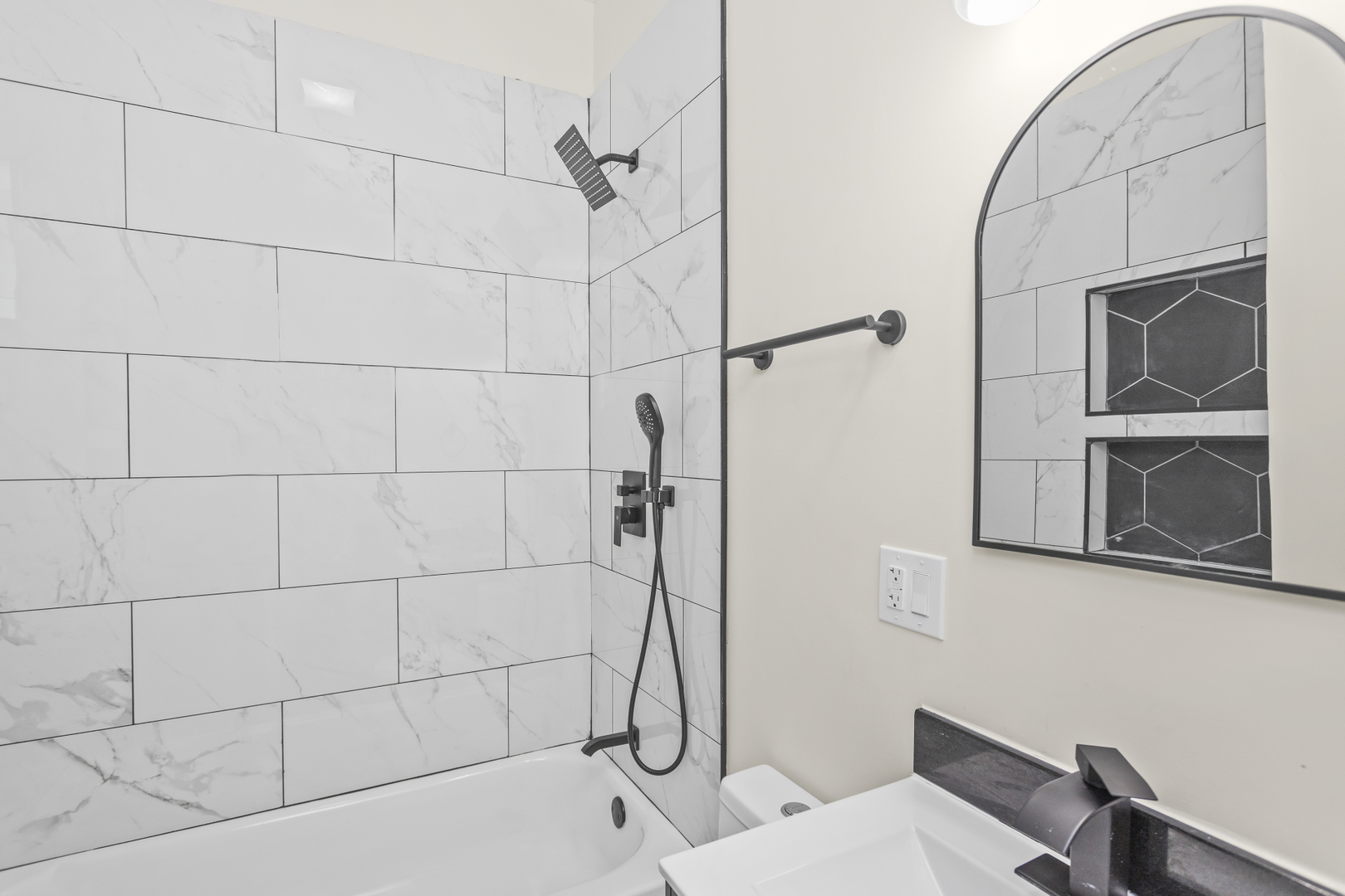 6601 South Rhodes Avenue Chicago, IL 60637 - Photo 8 of 22 a bathroom with a bathtub and shower