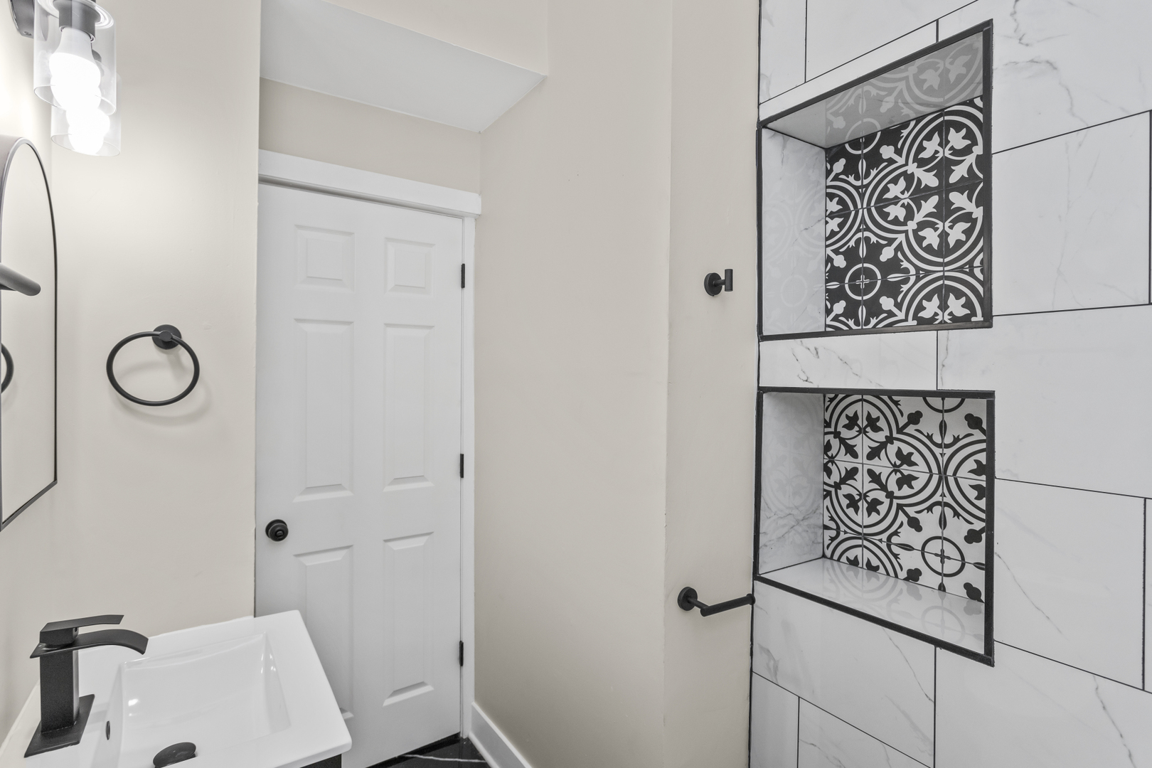 6601 South Rhodes Avenue Chicago, IL 60637 - Photo 9 of 22 a bathroom with a shower curtain and a sink