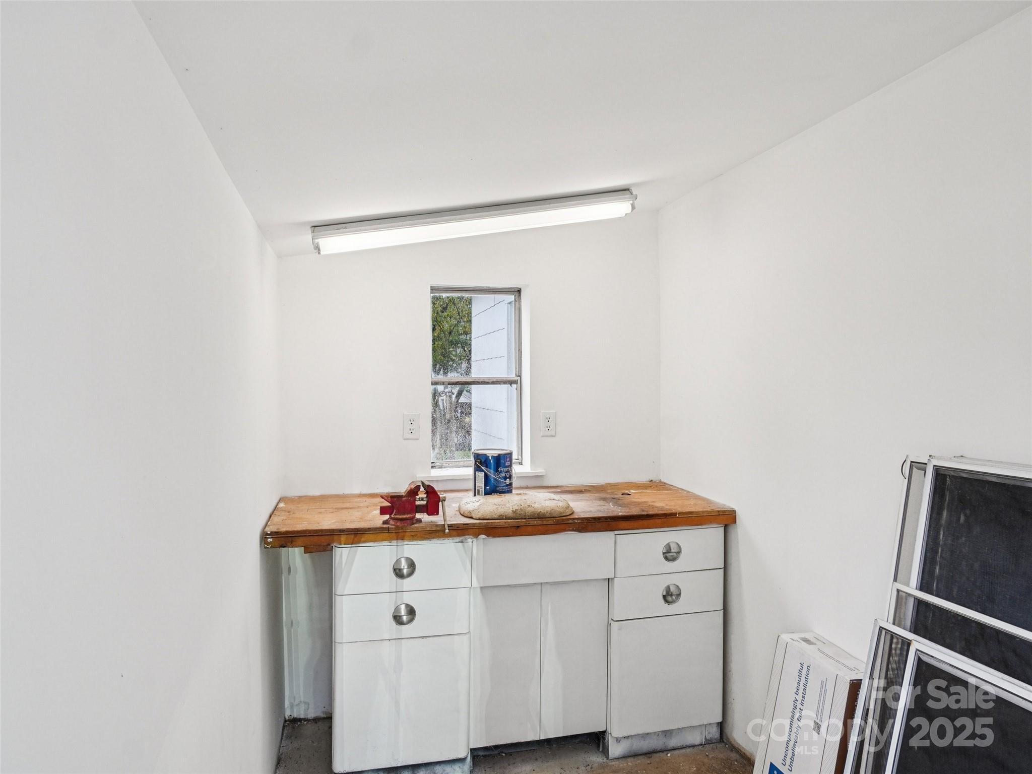 34 Parkview Drive Brevard, NC 28712 - Photo 29 of 38 a bathroom with a sink and a mirror