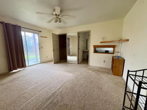 a view of livingroom with furniture and ceiling fan
