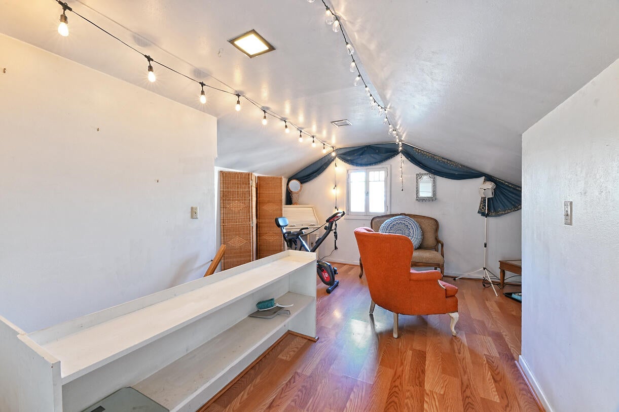 911 Reddy Avenue Medford, OR 97504 - Photo 18 of 29 Sitting room, upstairs