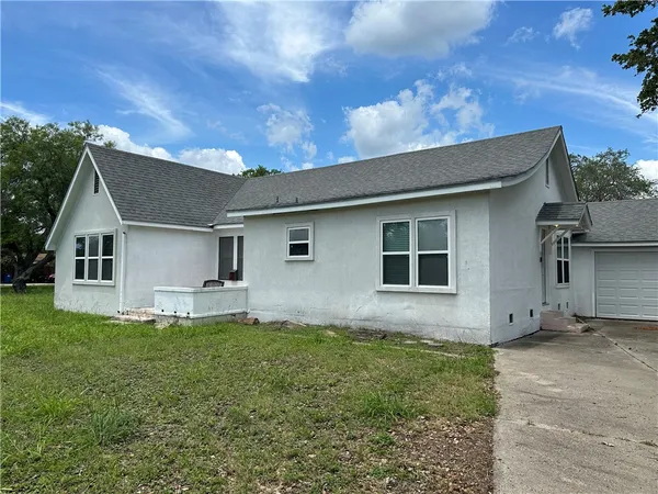 $1,700 | 1005 East Fulton Street, Sinton, TX 78387