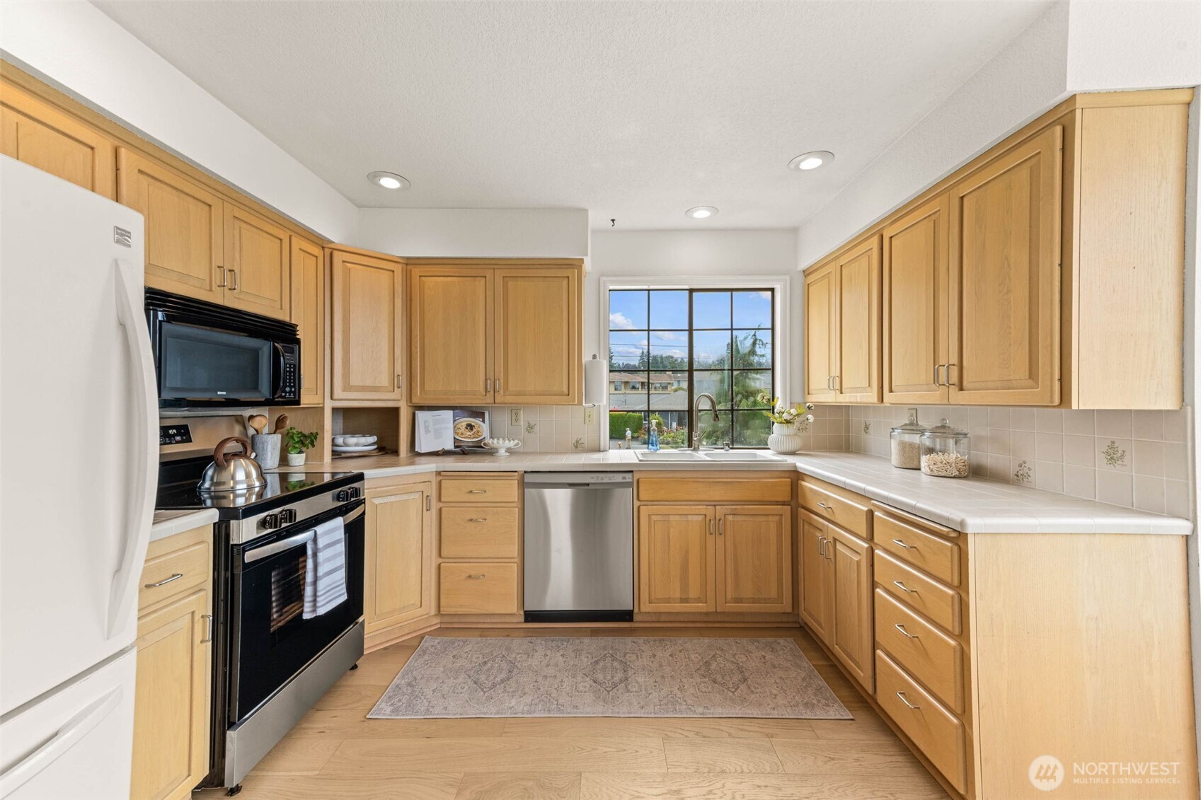 543 Hemlock Way Edmonds, WA 98020 - Photo 11 of 39 Gallery Image 11