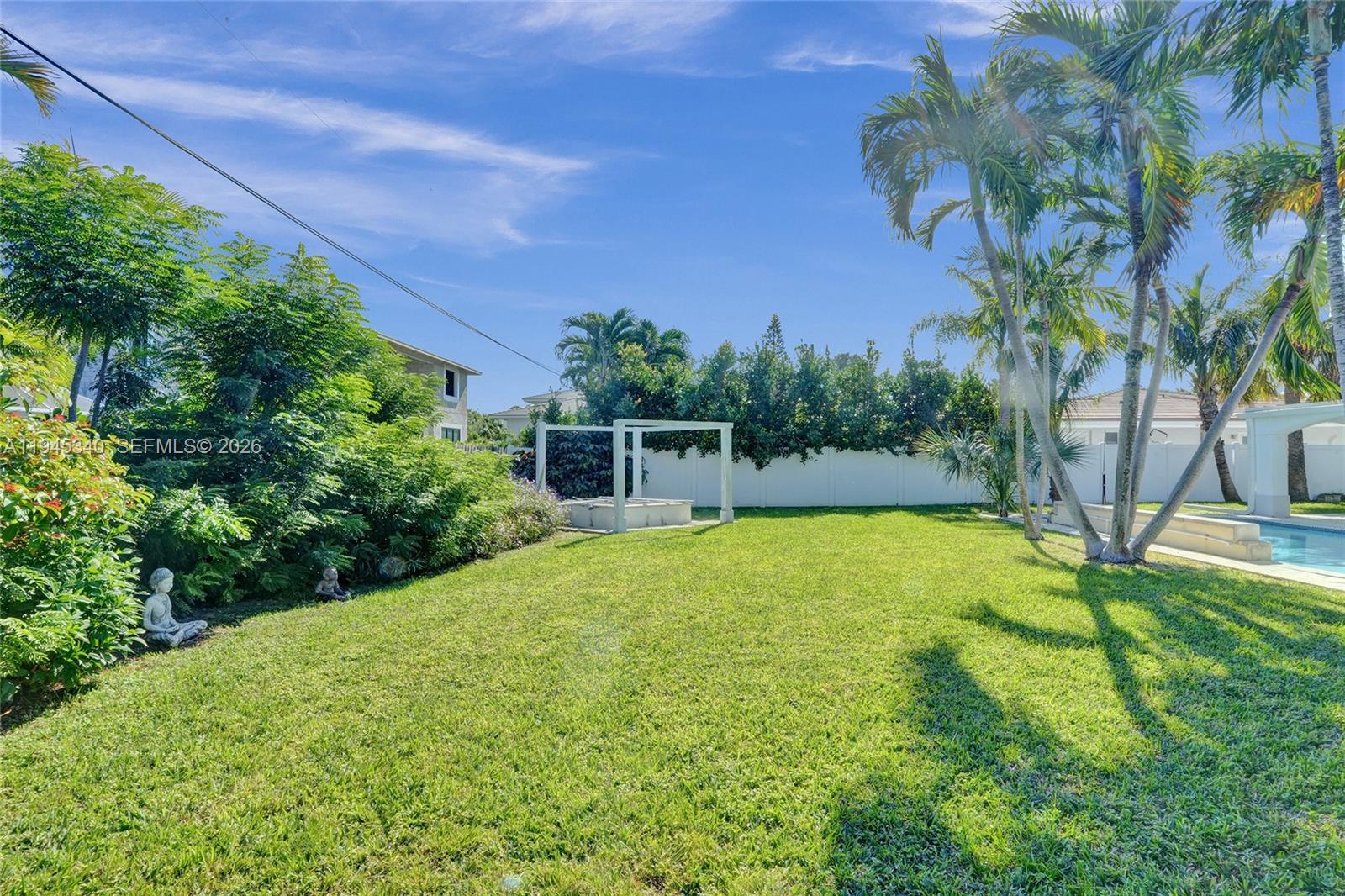 280 Northeast Spanish Court, Unit 280 Boca Raton, FL 33432 - Photo 38 of 41 a view of a backyard with a garden