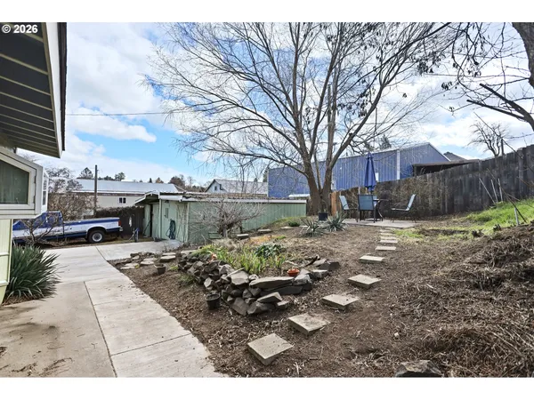 a view of a yard with a house