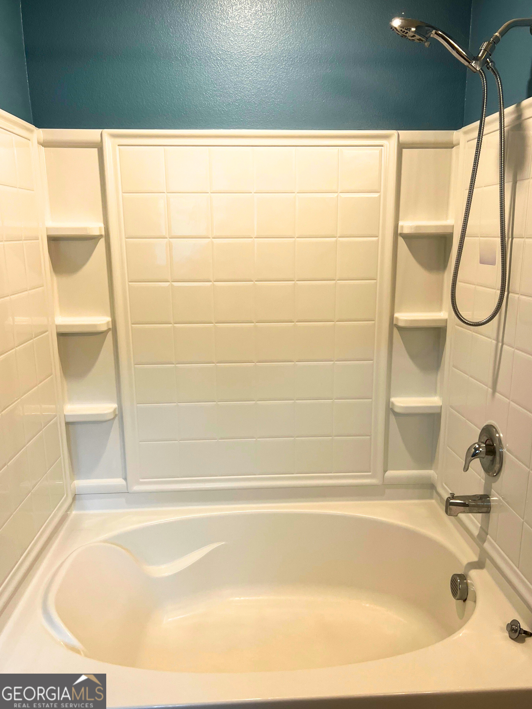 129 Holston Circle Kingsland, GA 31548 - Photo 22 of 25 a bathroom with a bathtub