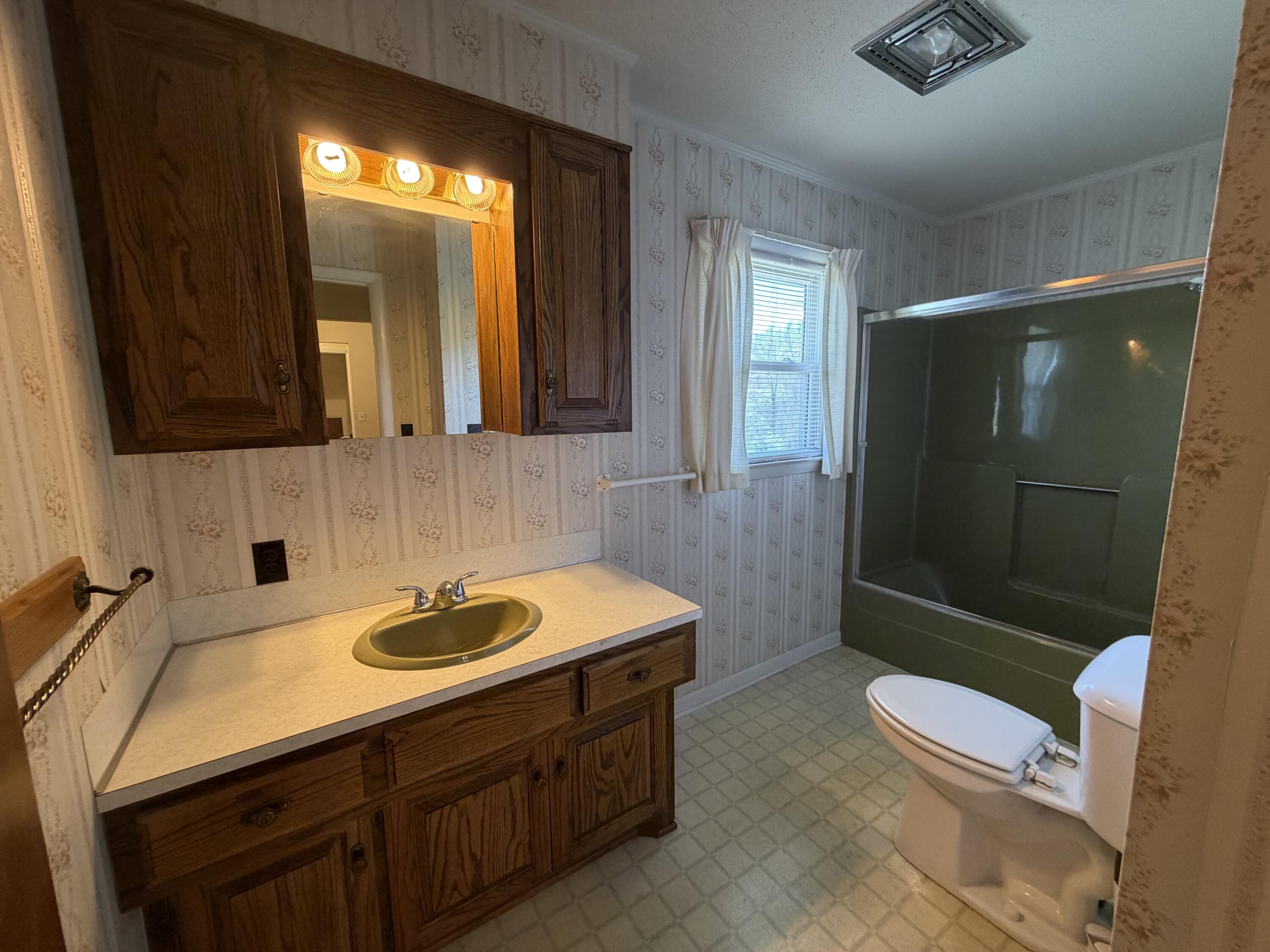 724 Watts Bar Highway Spring City, TN 37381 - Photo 21 of 28 Hall bath