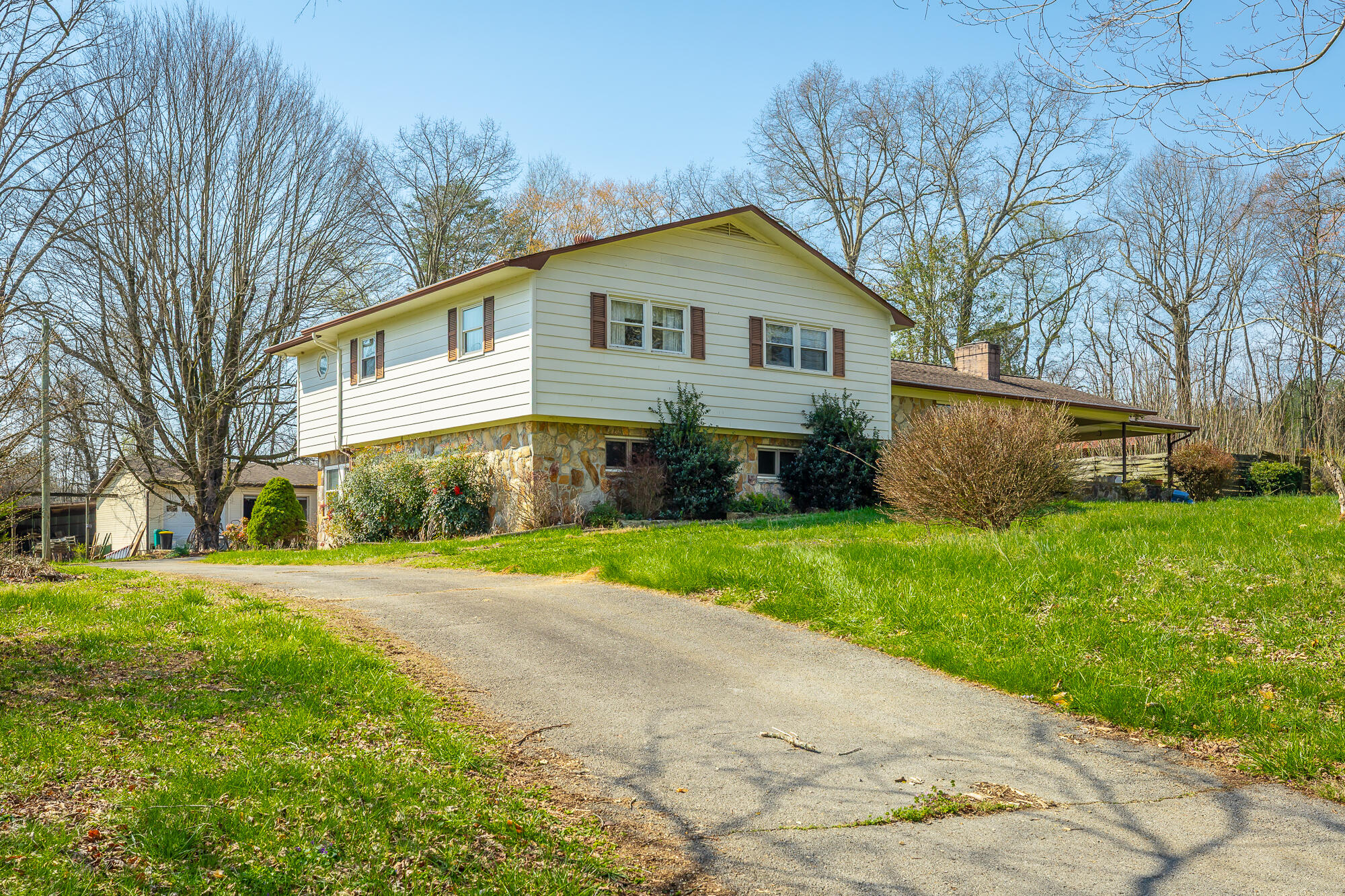 724 Watts Bar Highway Spring City, TN 37381 - Photo 3 of 28 Driveway