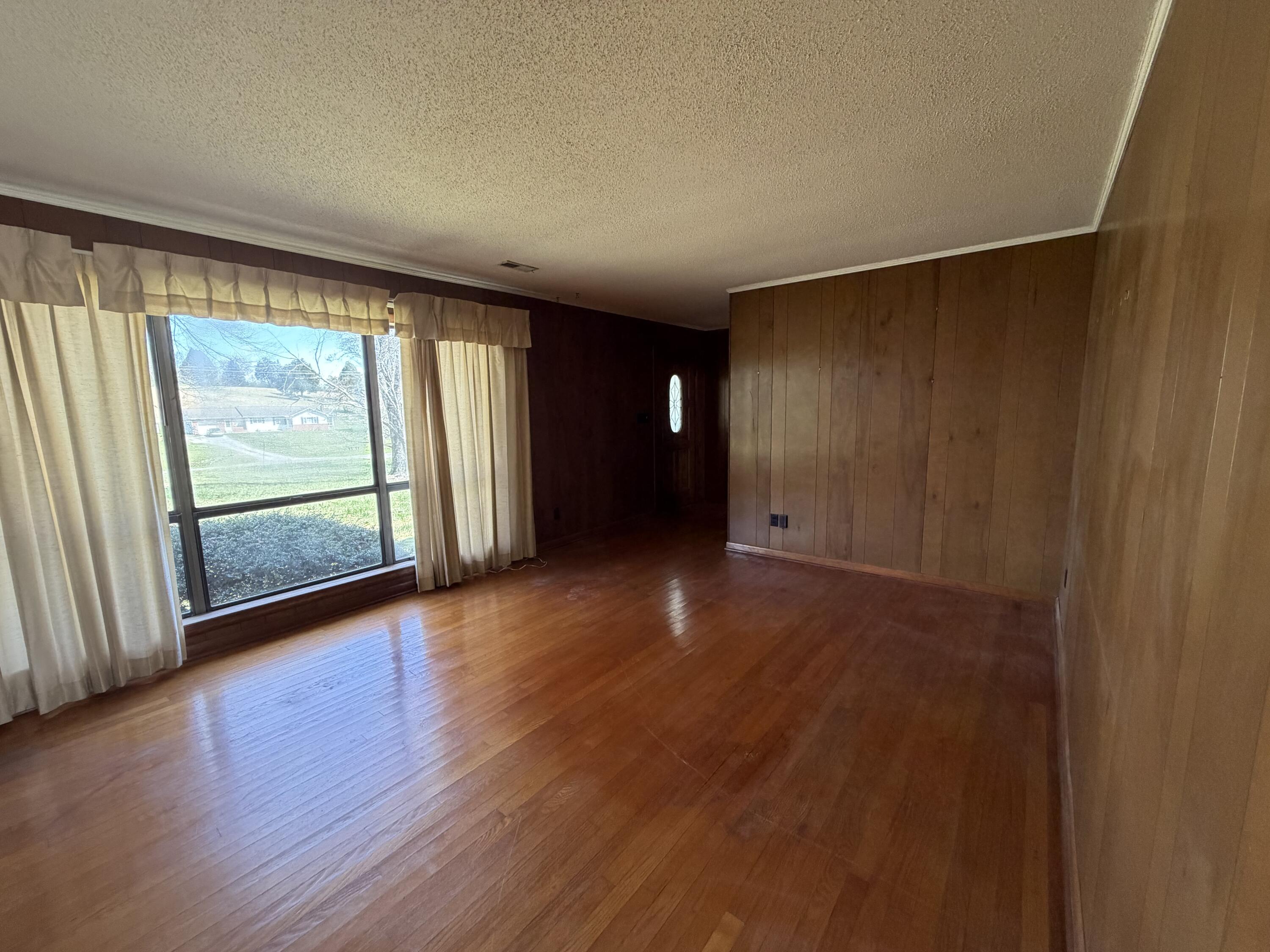 724 Watts Bar Highway Spring City, TN 37381 - Photo 9 of 28 Hardwood floors and natural lighting