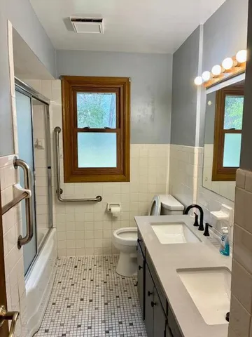 $375,000 | 2597 Southlawn Drive, St. Paul, MN 55109