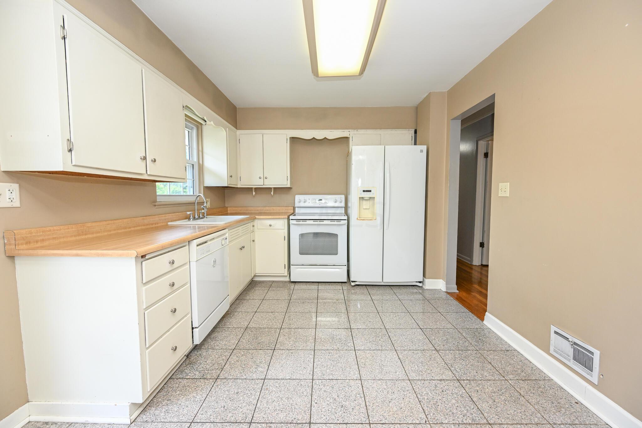 2261 Zollinger Road Columbus, OH 43221 - Photo 11 of 29 Kitchen