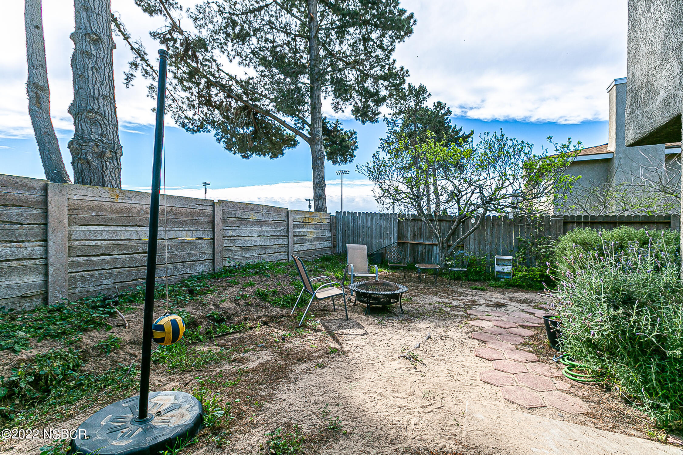 1210 East Foster Road, Unit B Santa Maria, CA 93455 - Photo 25 of 30 a backyard of a house with plants and tree