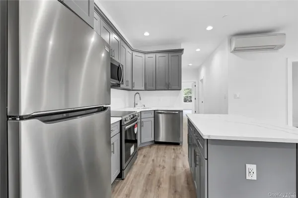 $4,000 | 533 Greenwich Street, Unit 1D, Hempstead, NY 11550