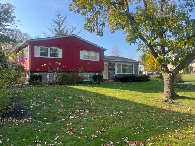 a view of a house with a yard