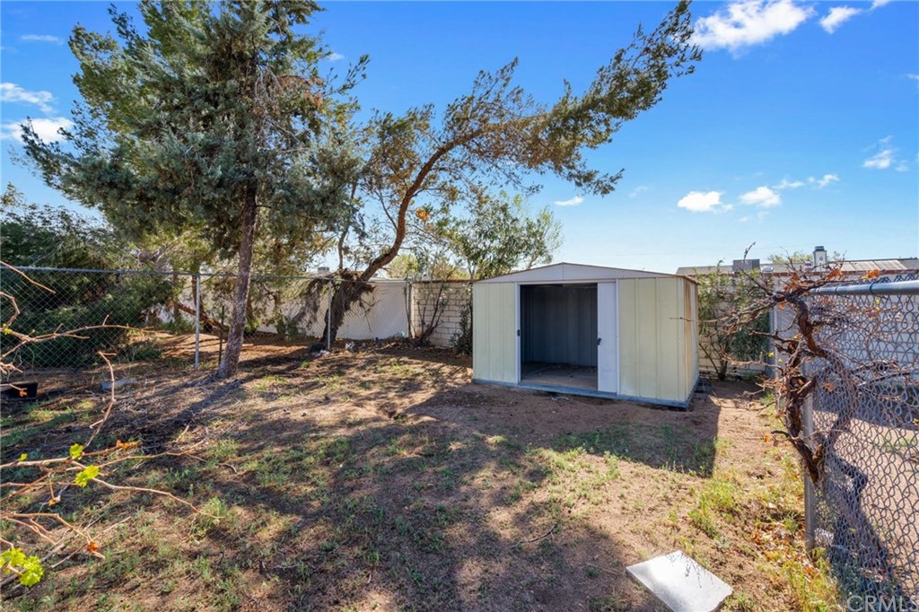 8006 Kingston Avenue Hesperia, CA 92345 - Photo 33 of 36