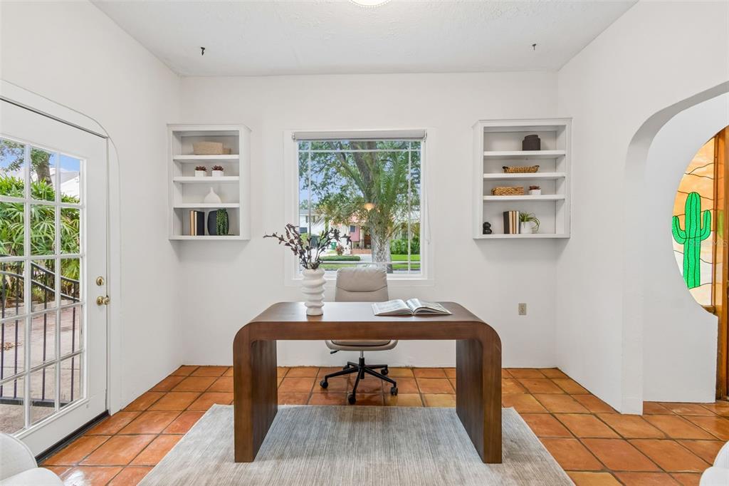 2434 West Prospect Road Tampa, FL 33629 - Photo 7 of 45 a workspace with furniture and a potted plant