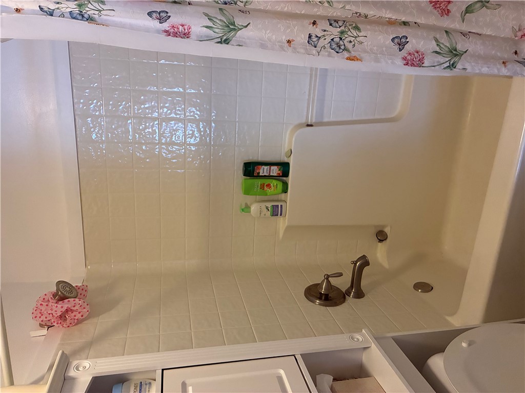 3407 New Pond Road Anderson, SC 29626 - Photo 10 of 16 Step into a well-maintained tub with classic tile surround.