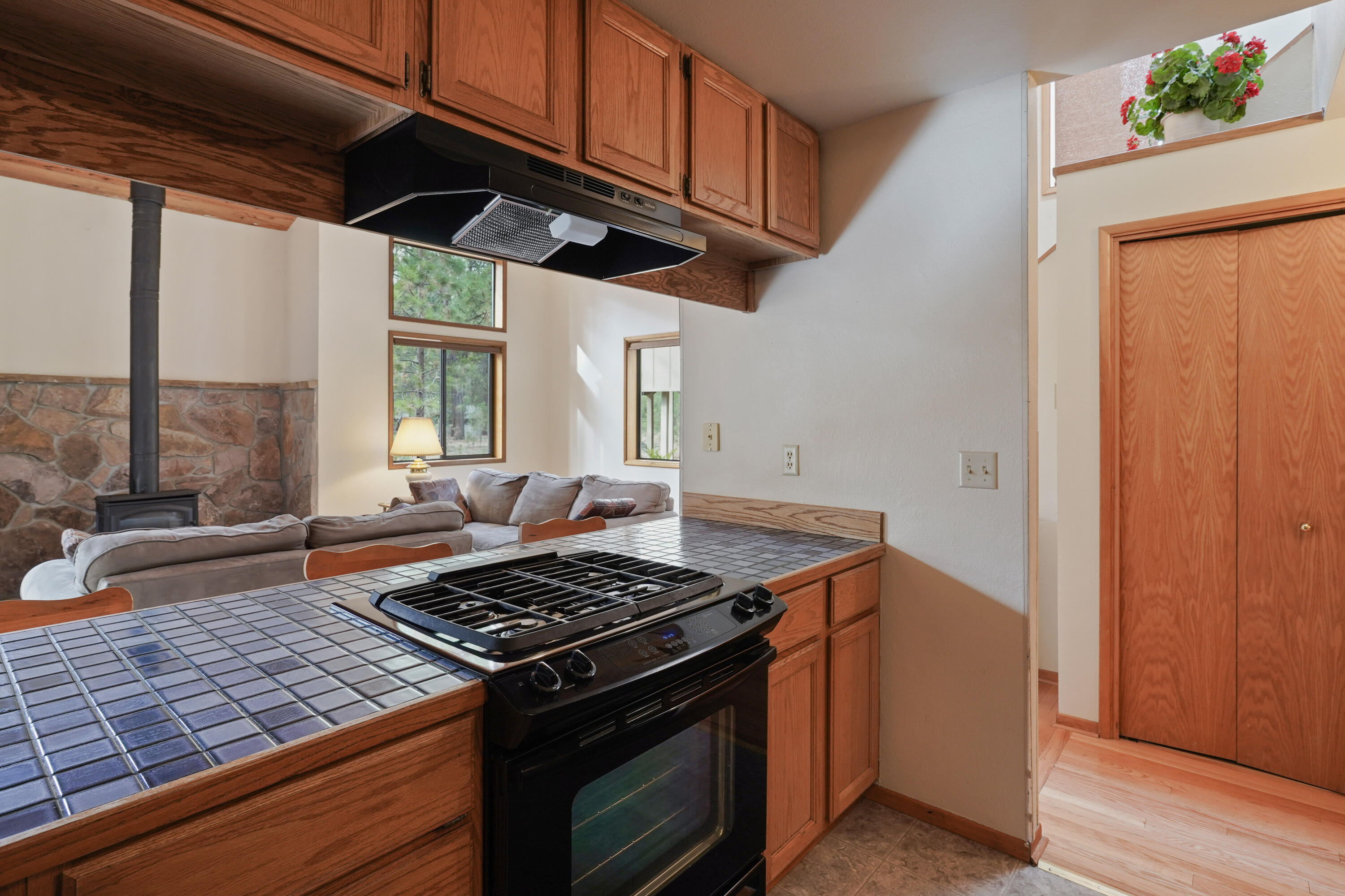 58029-15 Kinglet Road Sunriver, OR 97707 - Photo 13 of 23 Gas range.