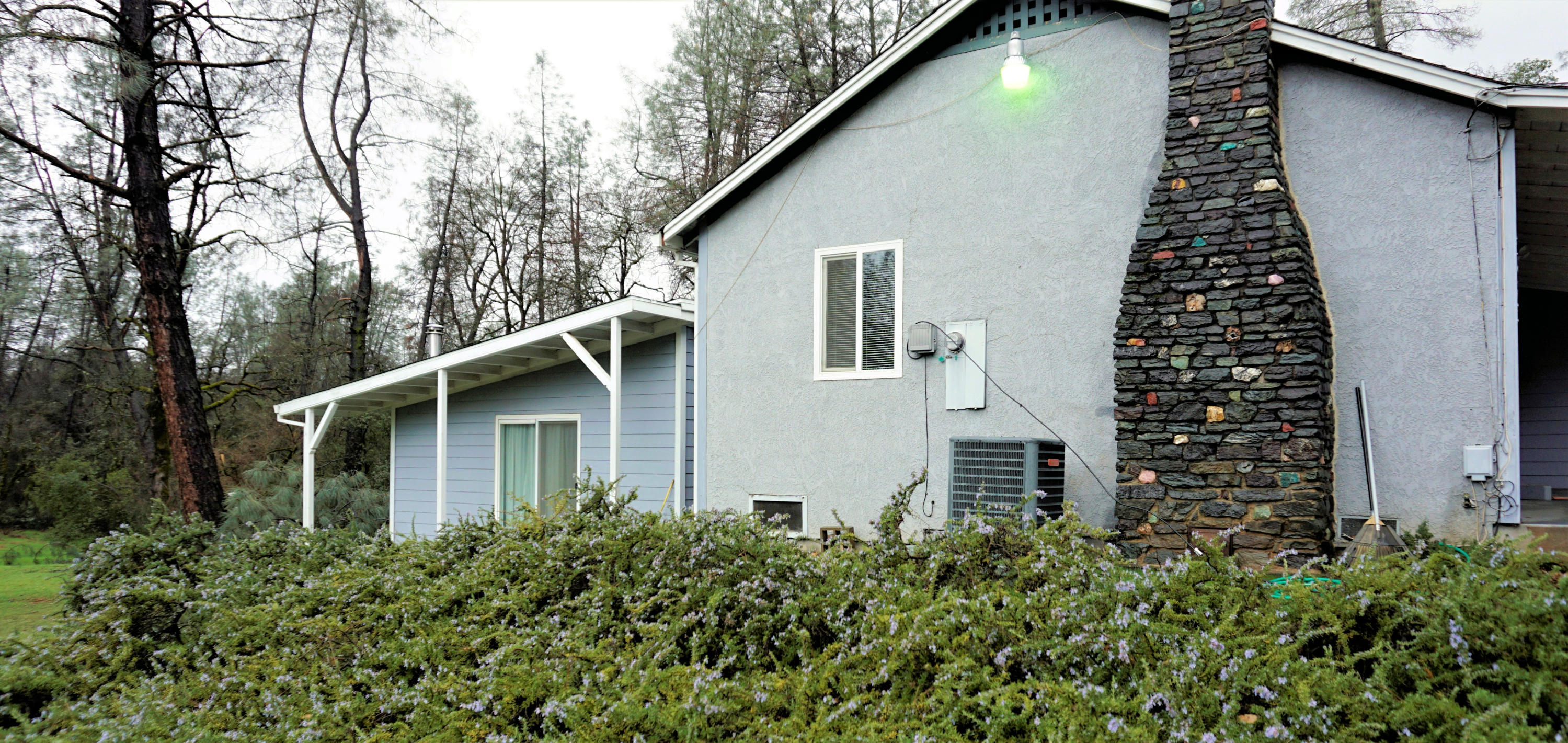 3083 Keswick Dam Road Redding, CA 96003 - Photo 5 of 19 a backyard of a house with lots of green space