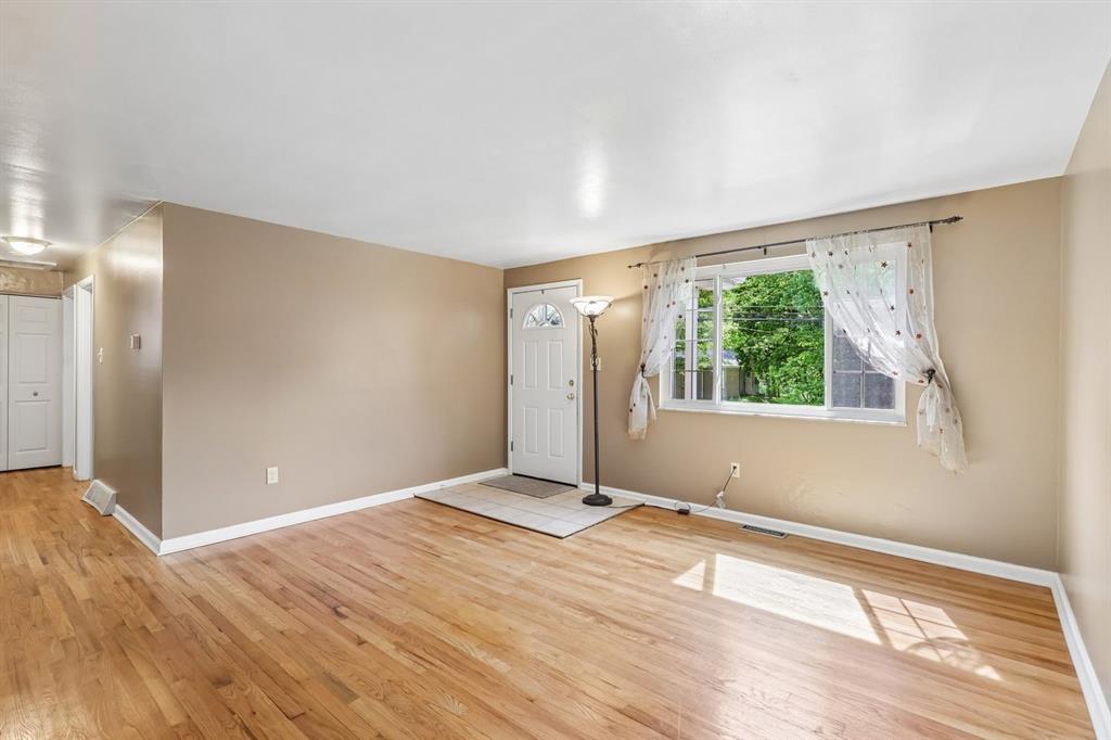 814 Dressel Road Allison Park, PA 15101 - Photo 5 of 47 Entry into Living Room