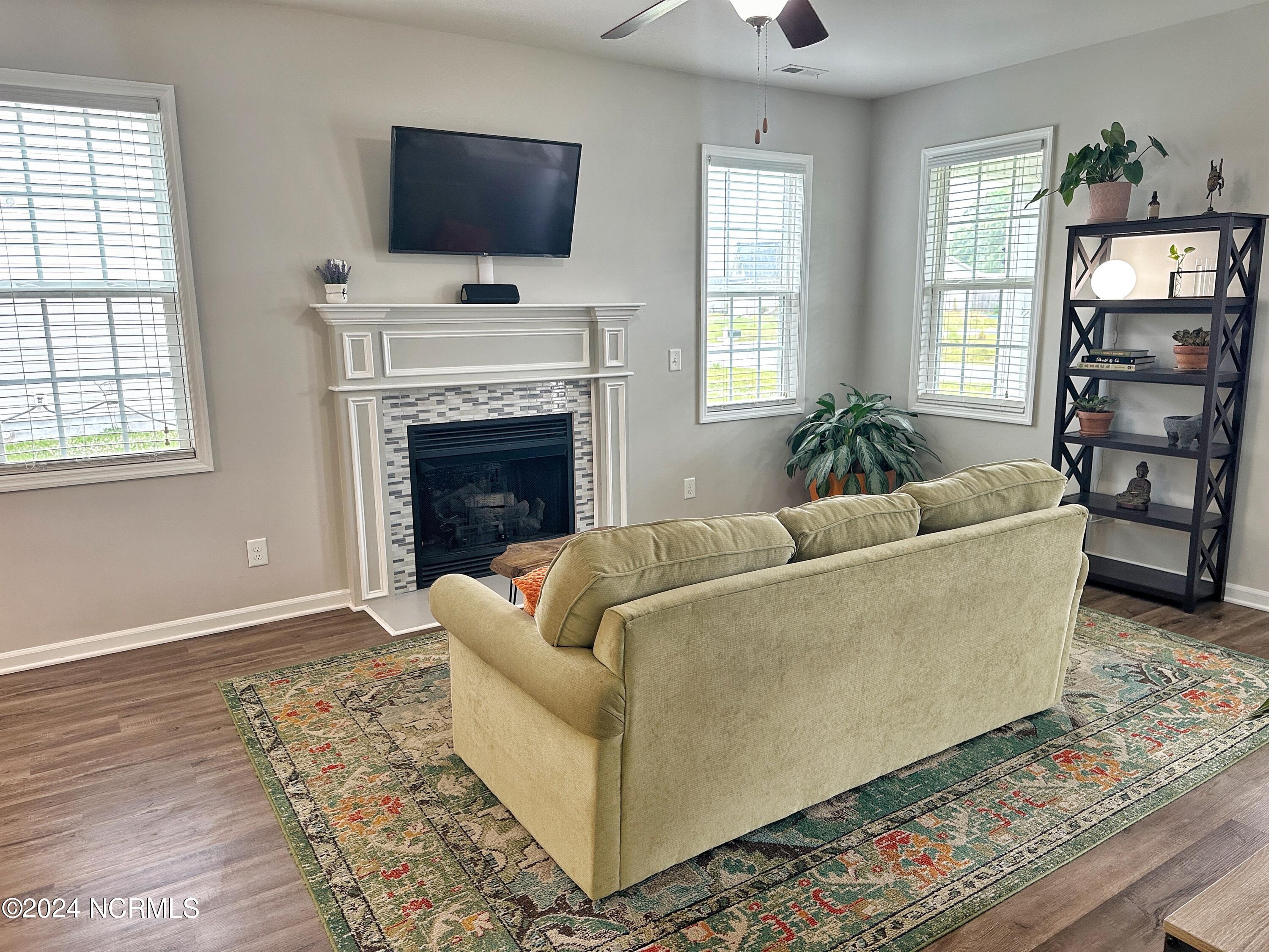 302 South Windy Ridge Road Hubert, NC 28539 - Photo 8 of 40 Livrm(3)