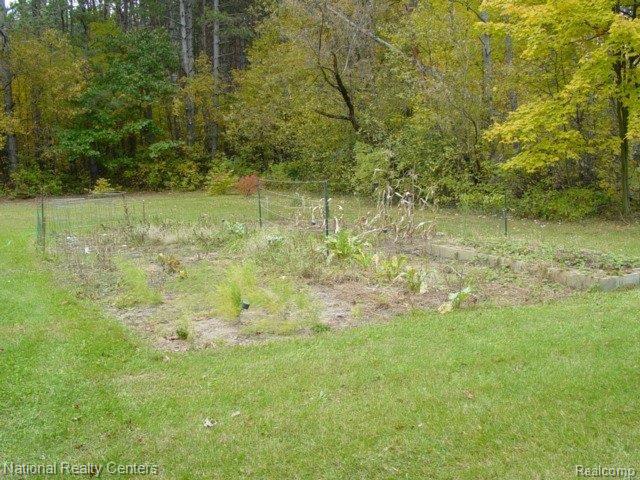 1237 Harmon Road Oakland, MI 48363 - Photo 17 of 17 Garden area