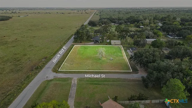 a view of a back yard