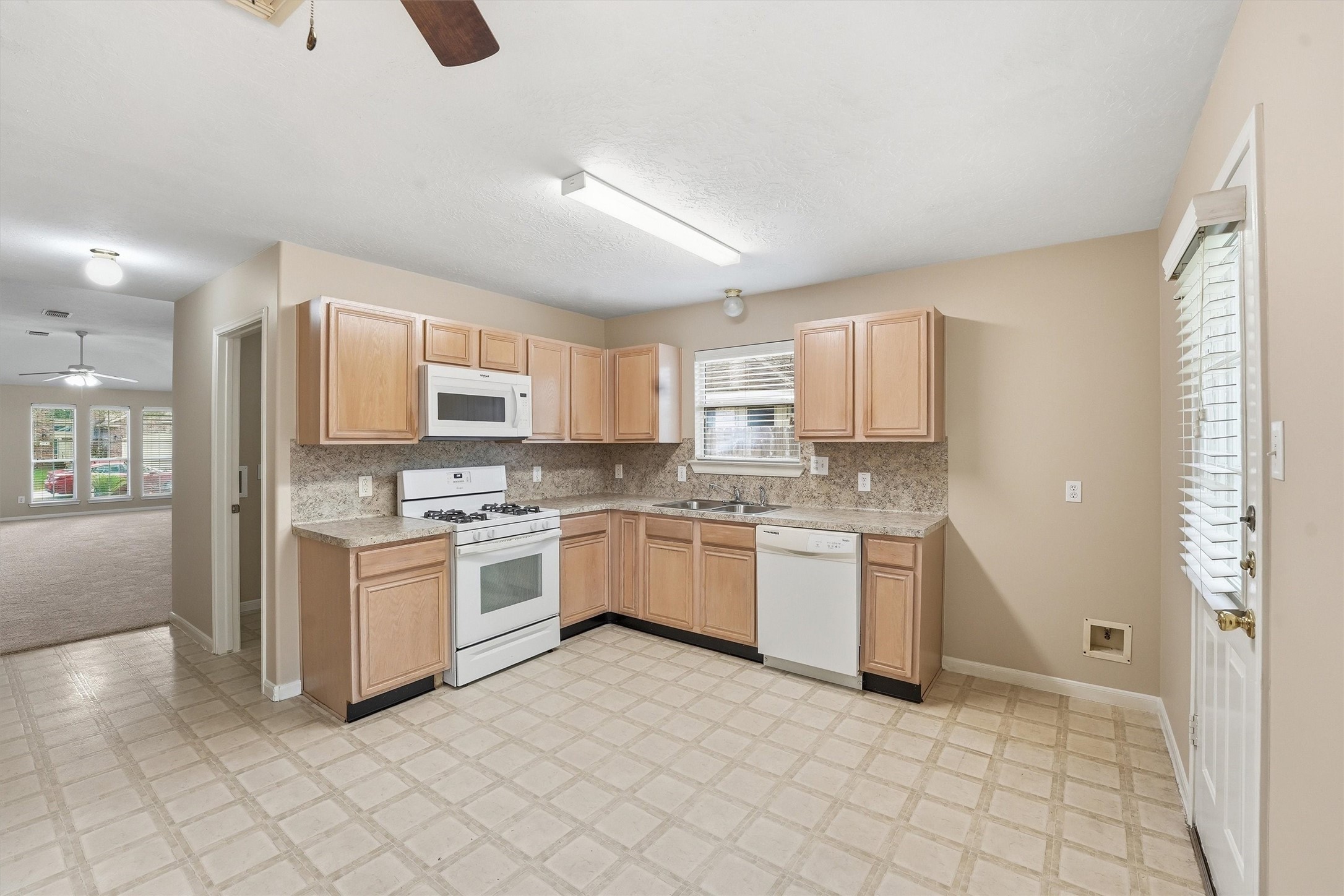21543 Forest Colony Drive Porter, TX 77365 - Photo 3 of 32 Spacious kitchen and breakfast area