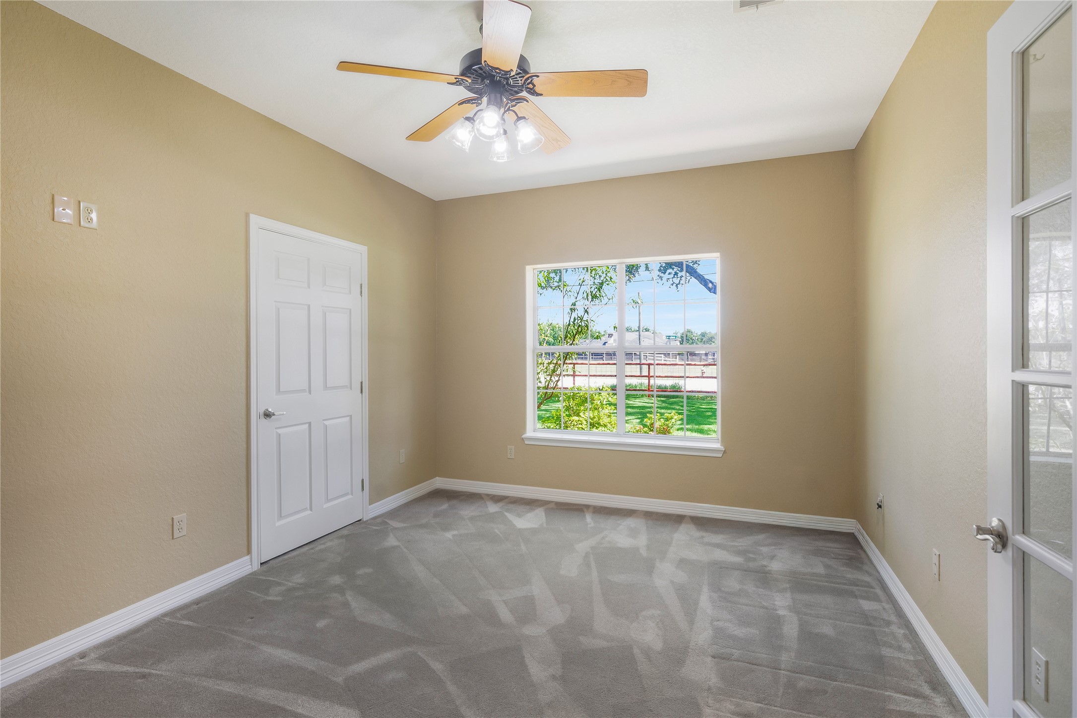 1112 Crenshaw Road Pasadena, TX 77504 - Photo 28 of 50 3 RD BEDROOM W/ LARGE WALK-IN CLOSET.