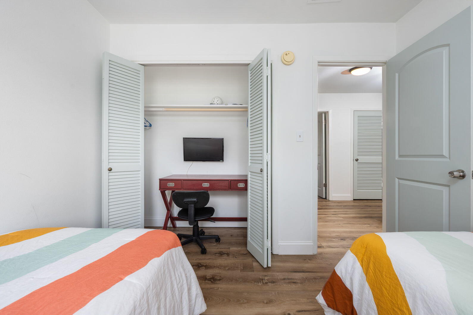 940 Highway 98, Unit 31 Destin, FL 32541 - Photo 25 of 36 a bedroom with a bed and a chair in it