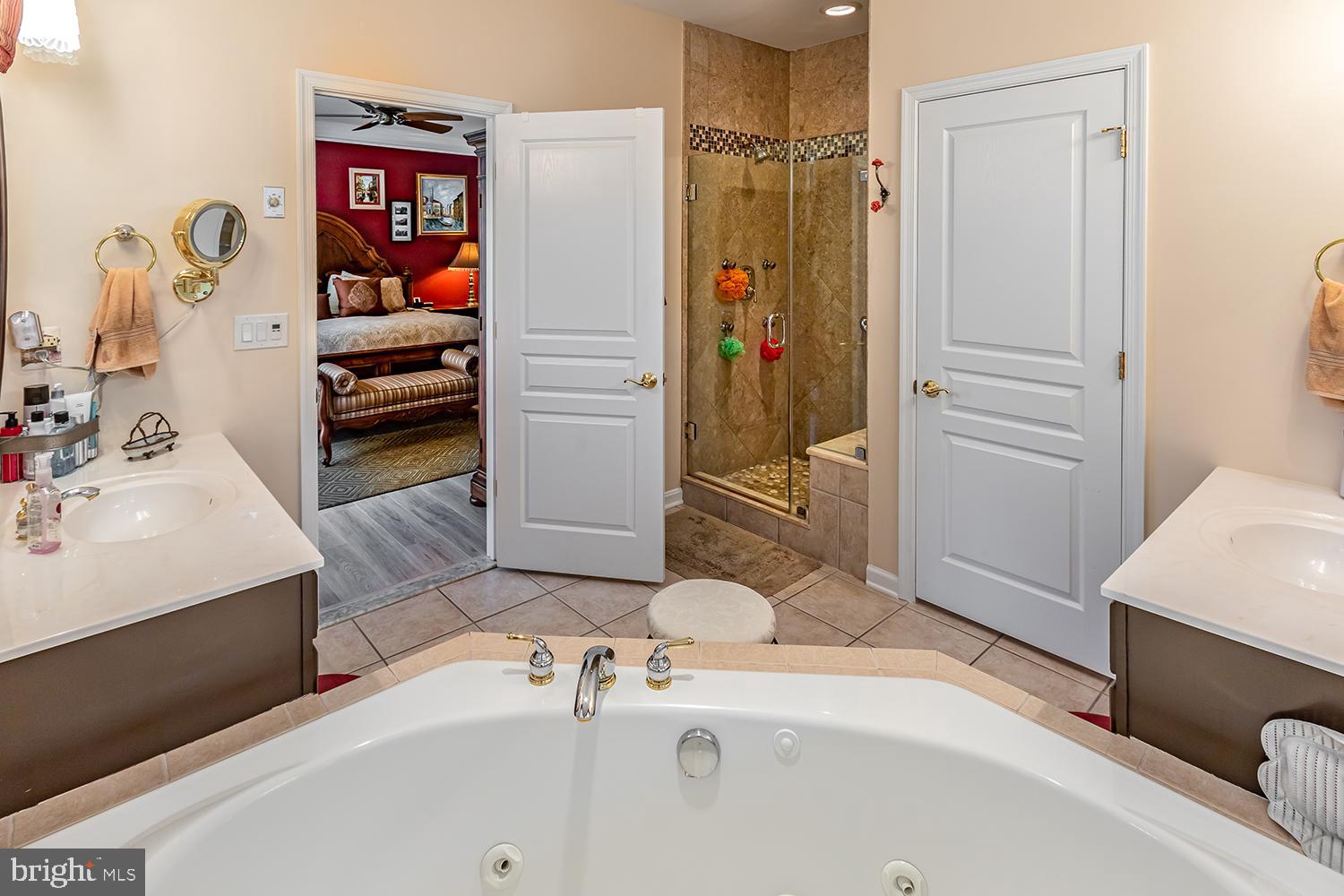 5 Shipps Way Delanco, NJ 08075 - Photo 10 of 27 Master Bath, Whirlpool, Dual Vanities