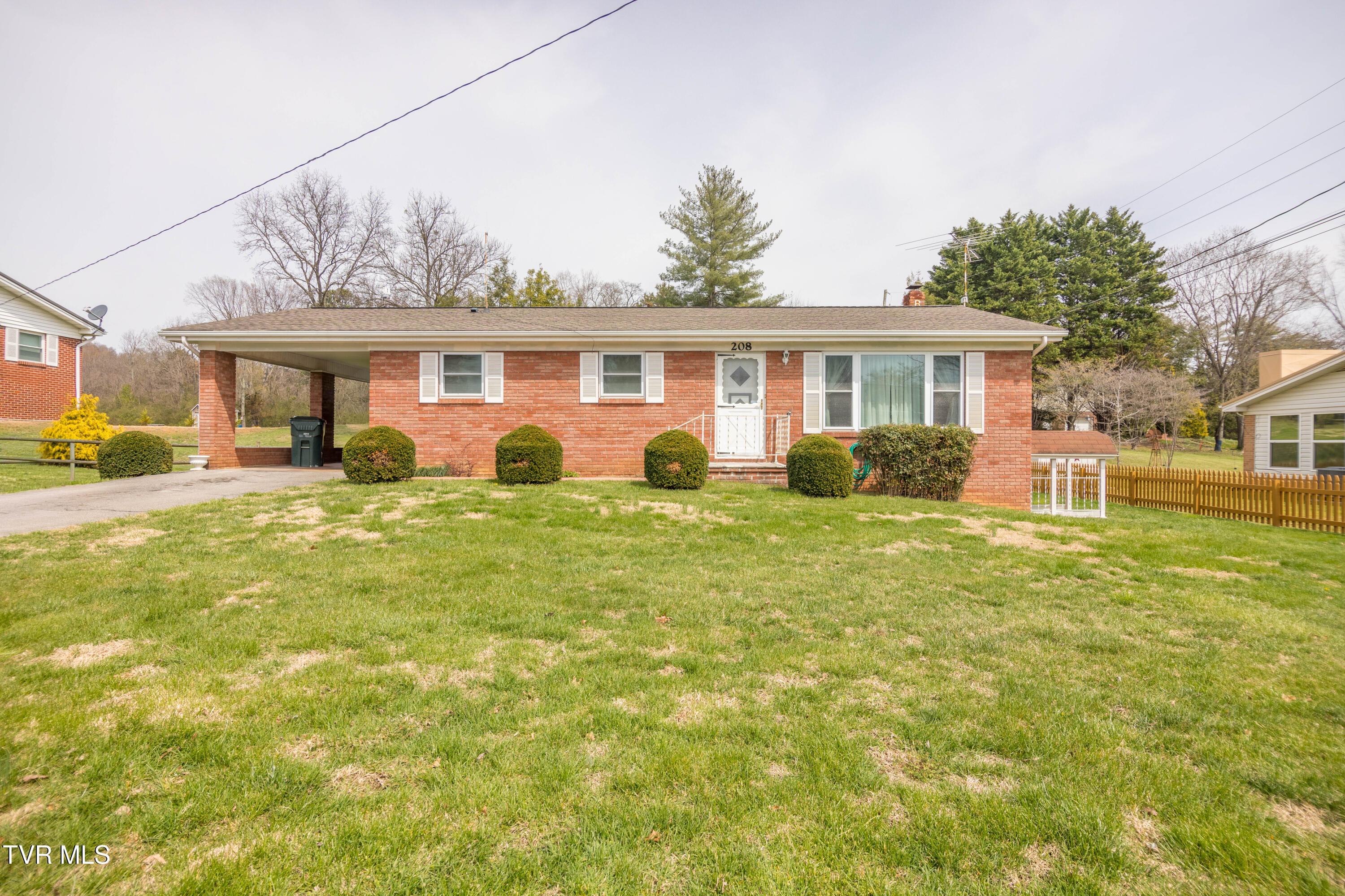 208 Hogan Avenue Greeneville, TN 37743 - Photo 3 of 27 087A9986-HDR