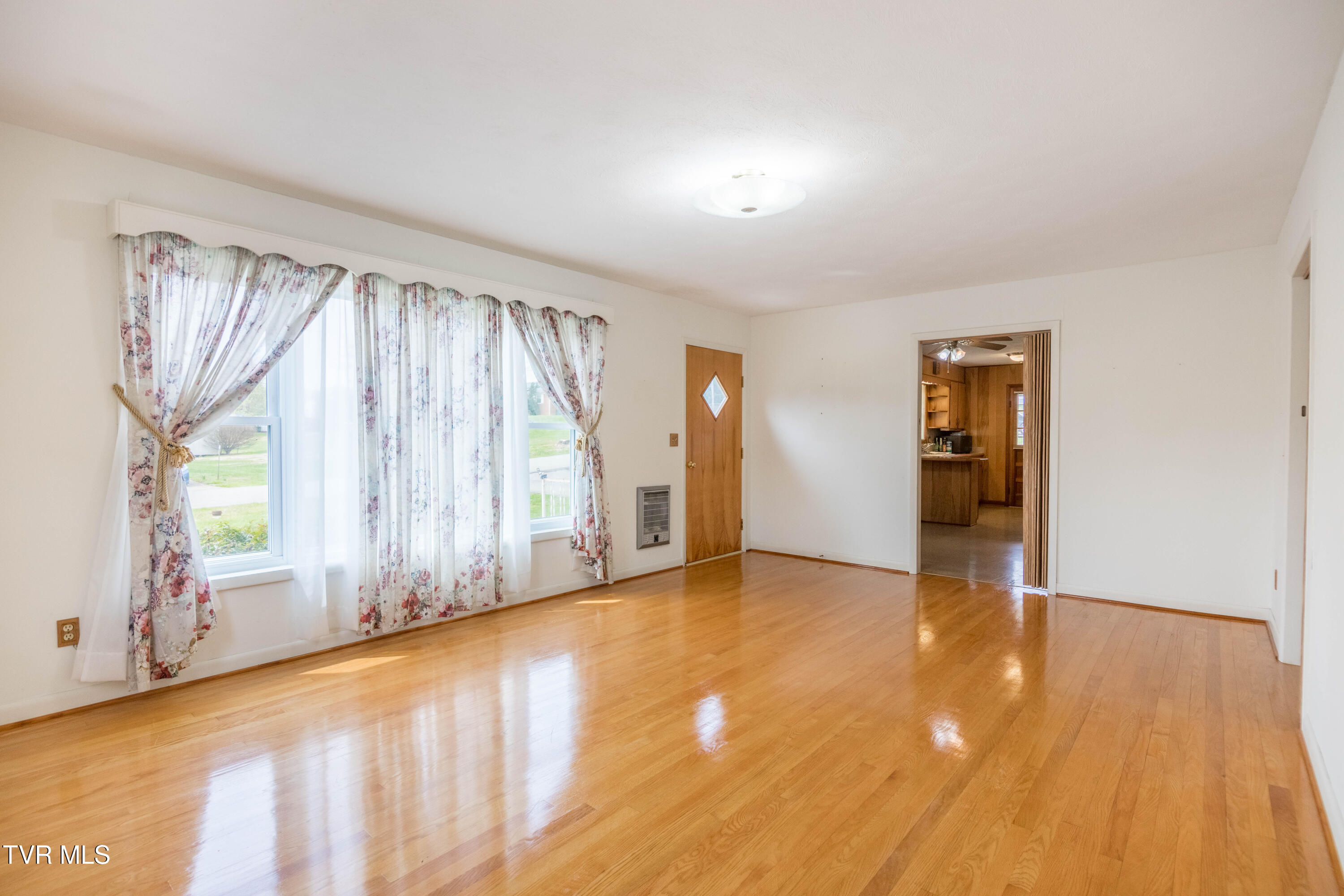208 Hogan Avenue Greeneville, TN 37743 - Photo 6 of 27 087A9911-HDR
