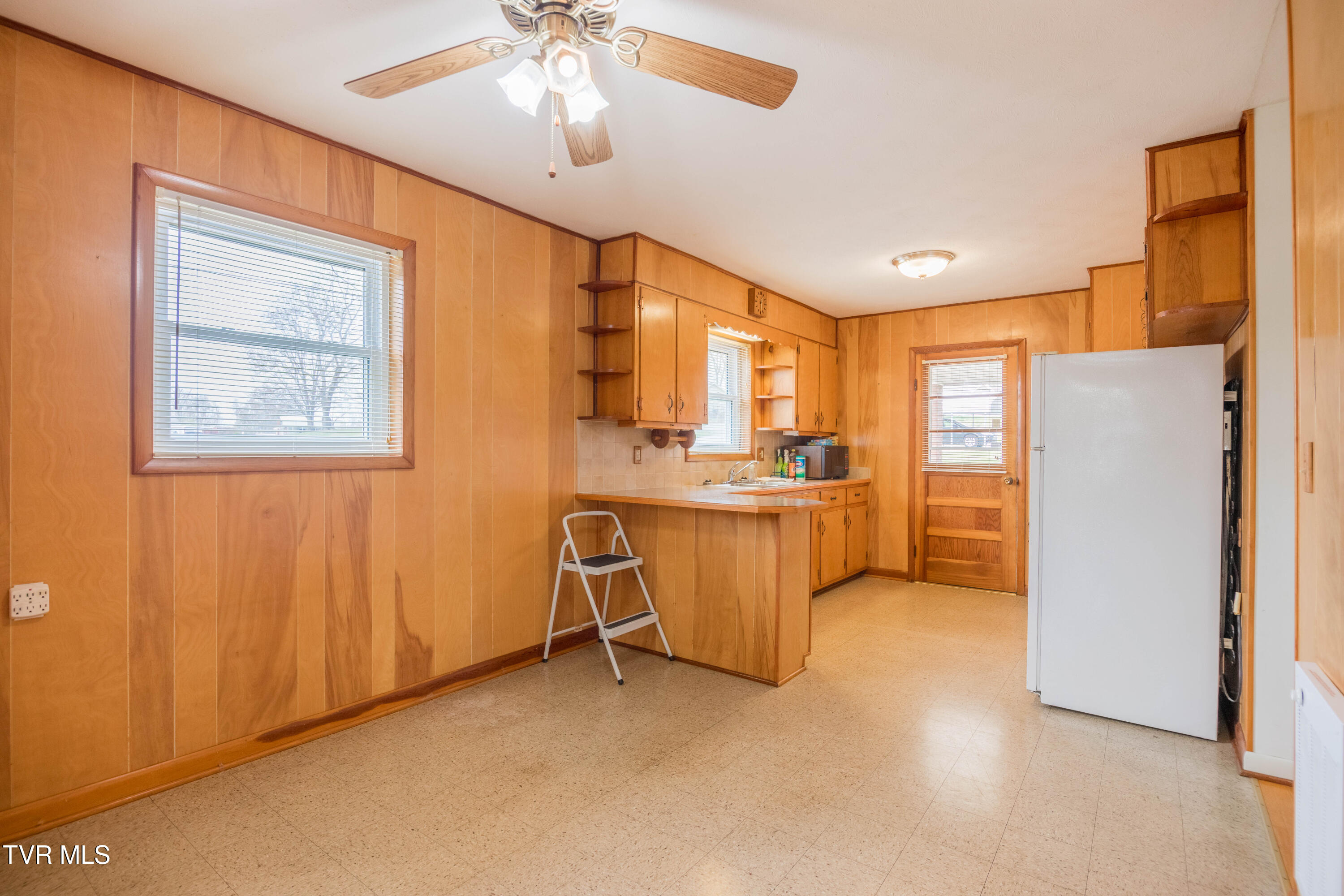 208 Hogan Avenue Greeneville, TN 37743 - Photo 7 of 27 087A9917-HDR