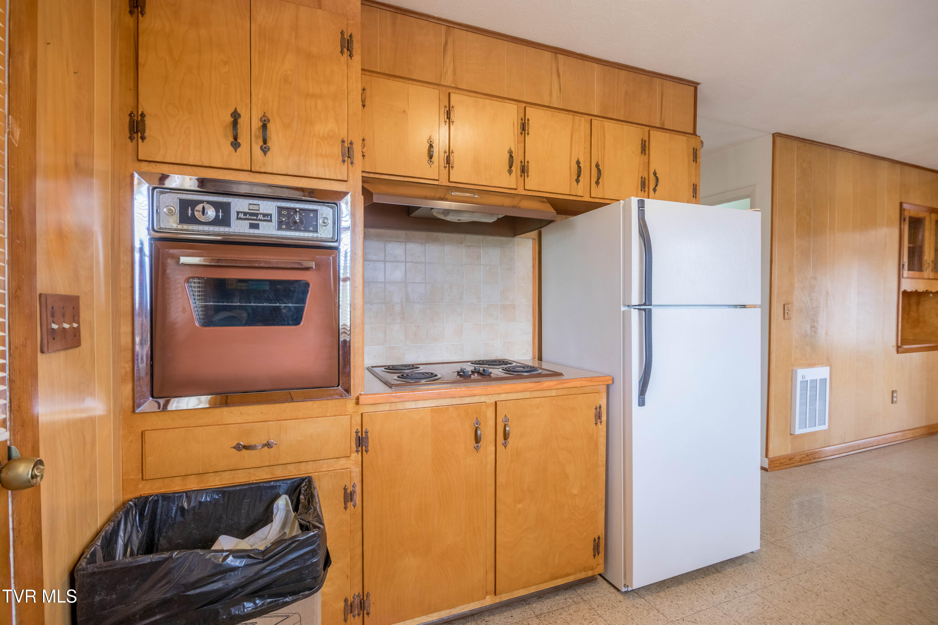 208 Hogan Avenue Greeneville, TN 37743 - Photo 9 of 27 087A9923-HDR