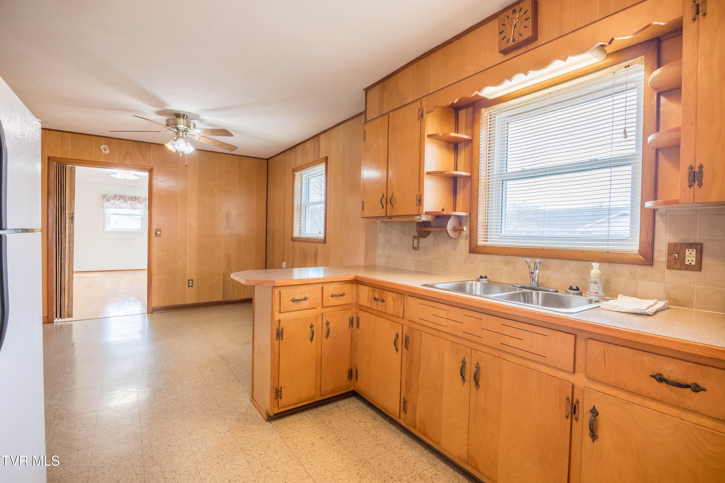 208 Hogan Avenue Greeneville, TN 37743 - Photo 10 of 27 087A9926-HDR