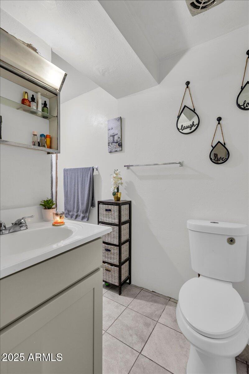 6516 West Cheery Lynn Road Phoenix, AZ 85033 - Photo 21 of 26 a bathroom with a sink toilet and vanity