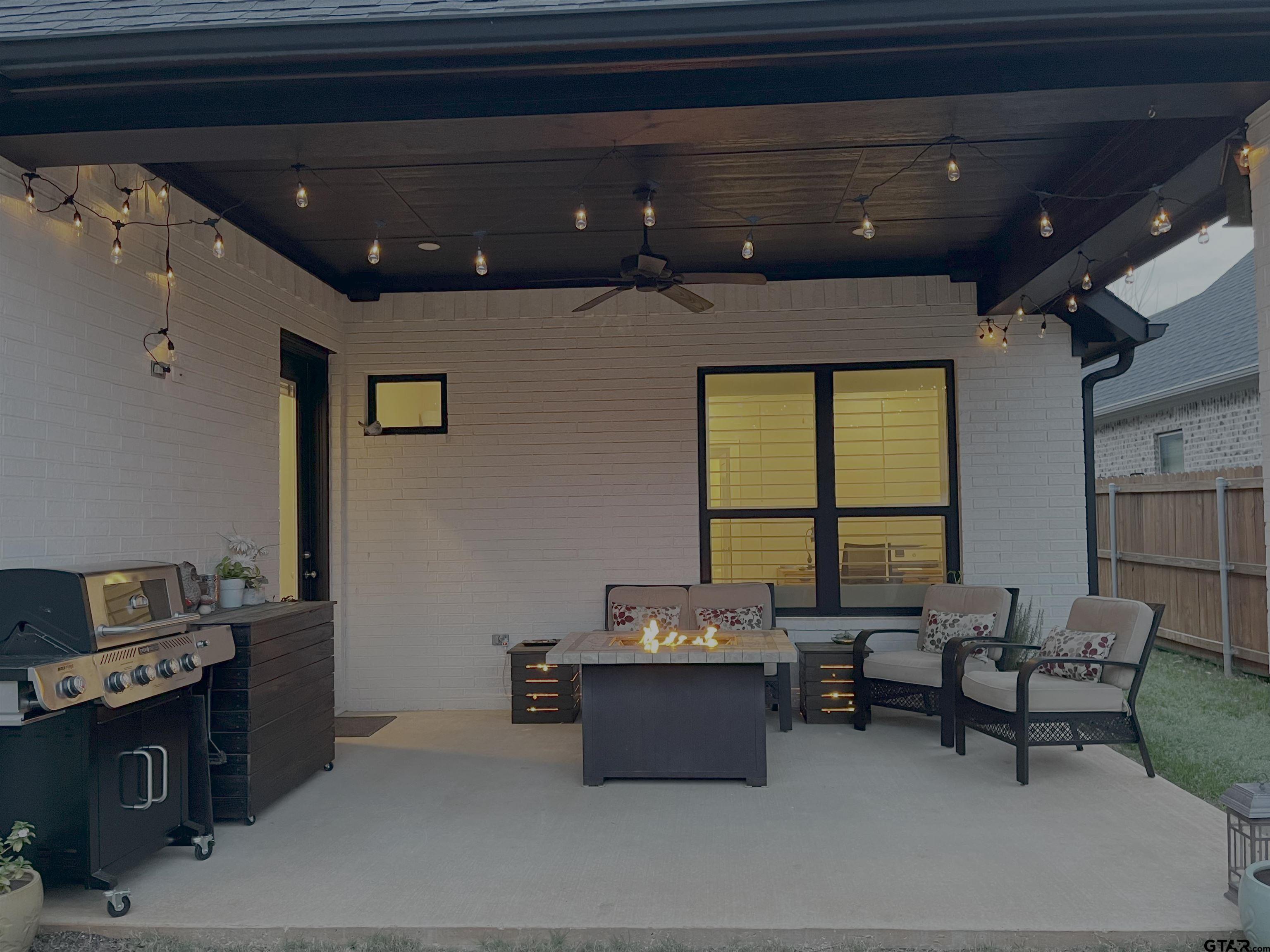 9035 Shallow Cove Tyler, TX 75703 - Photo 27 of 31 a living room with furniture
