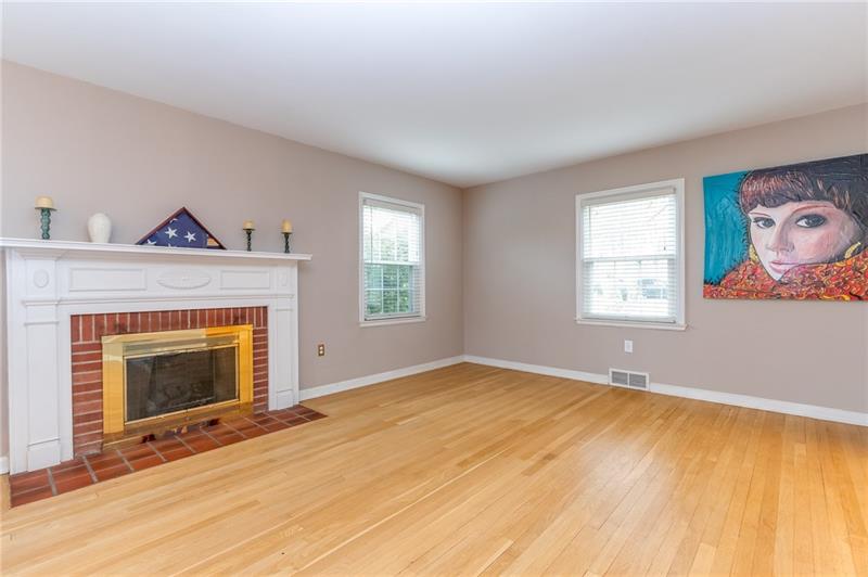 2322 Clearvue Road Pittsburgh, PA 15237 - Photo 9 of 17 Living Room
