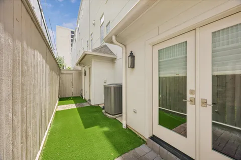 $775,000 | 3928 West Main Street, Houston, TX 77027