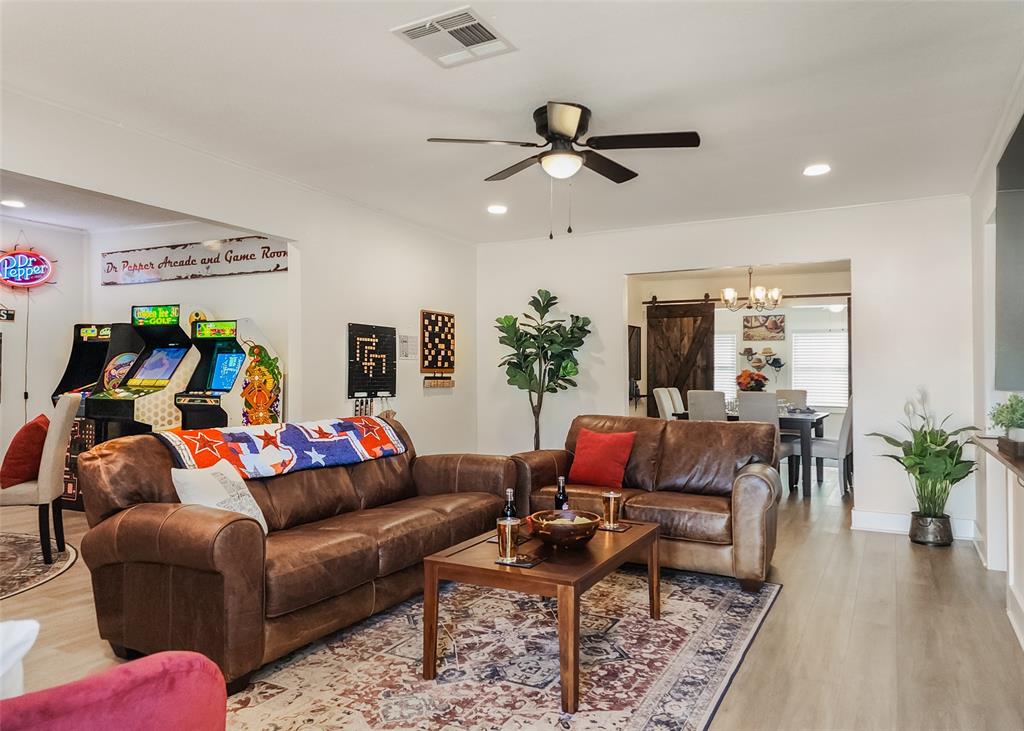 2800 McKenzie Avenue Waco, TX 76708 - Photo 3 of 40 a living room with furniture and a potted plant