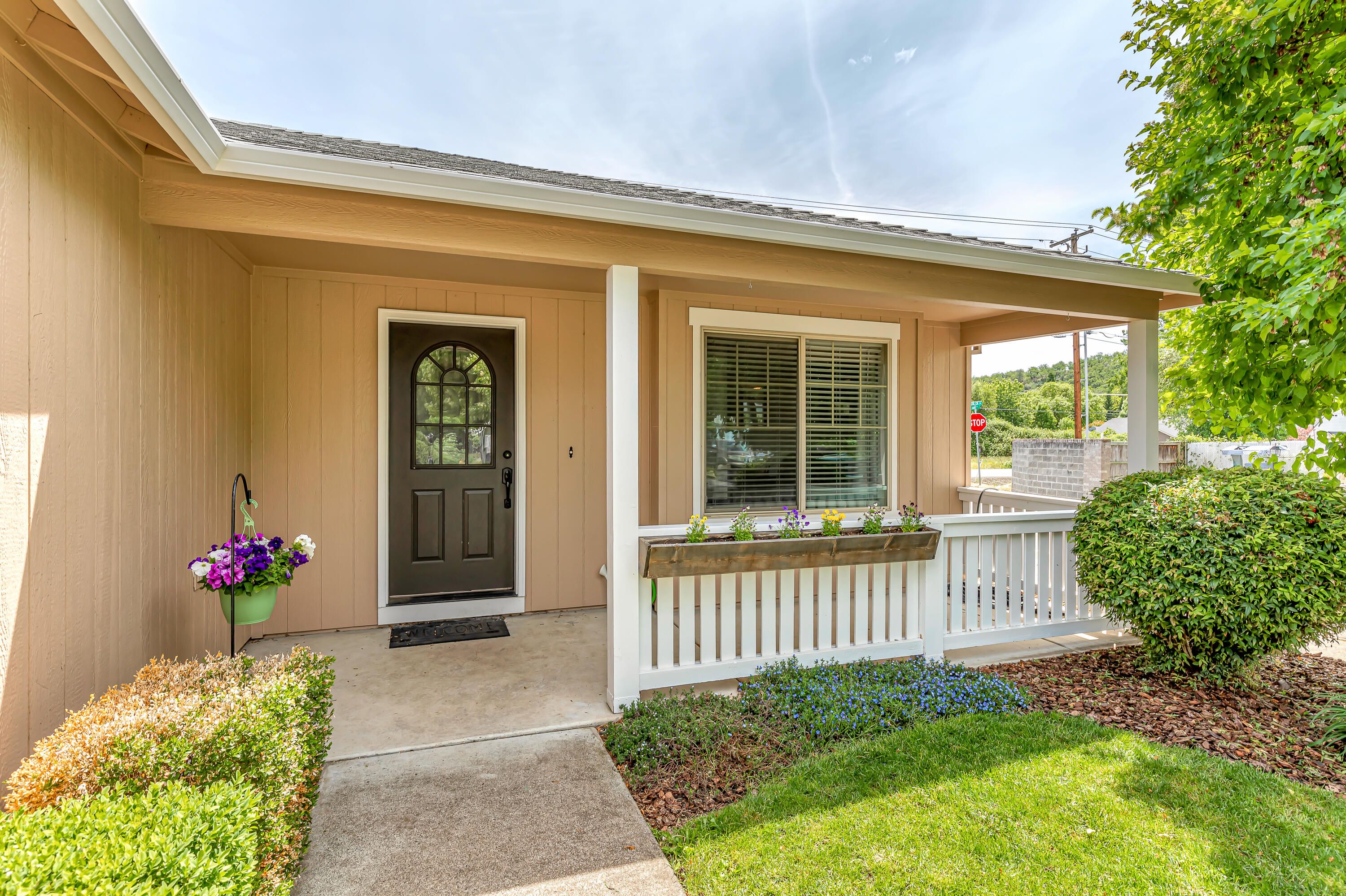 306 Sandi Way Eagle Point, OR 97524 - Photo 5 of 33 9R9A9416