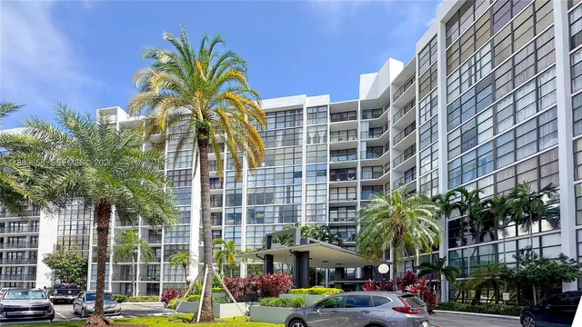 $2,000 | 800 Parkview Drive, Unit 323, Hallandale Beach, FL 33009