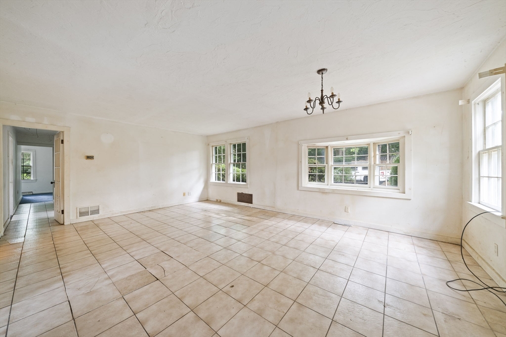 54 Manomet Point Road Plymouth, MA 02360 - Photo 4 of 29