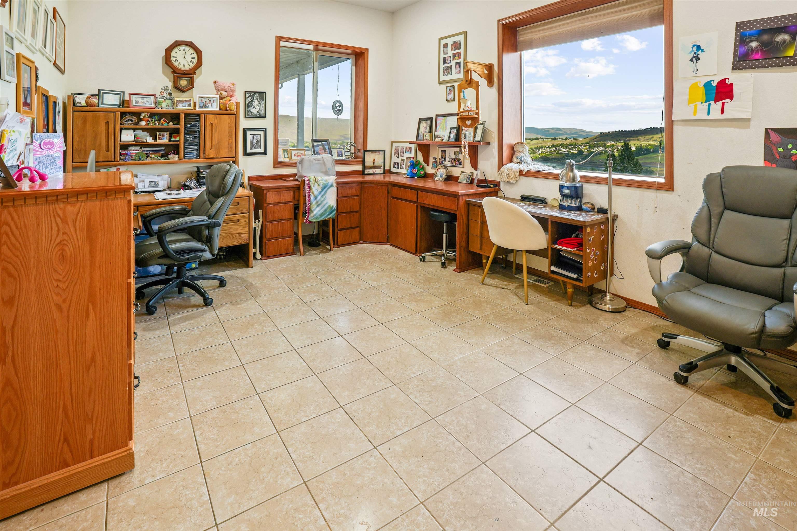 2750 South Perry Lane Clarkston, WA 99403 - Photo 24 of 47 Spacious room featuring light-toned tile flooring and expansive windows