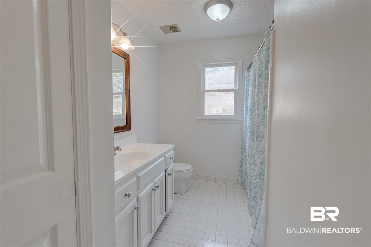 4916 Meredith Court Mobile, AL 36618 - Photo 23 of 32 Guest Bathroom