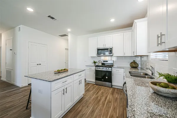 $2,600 | 3075 Clydesdale Lane, Alvin, TX 77511