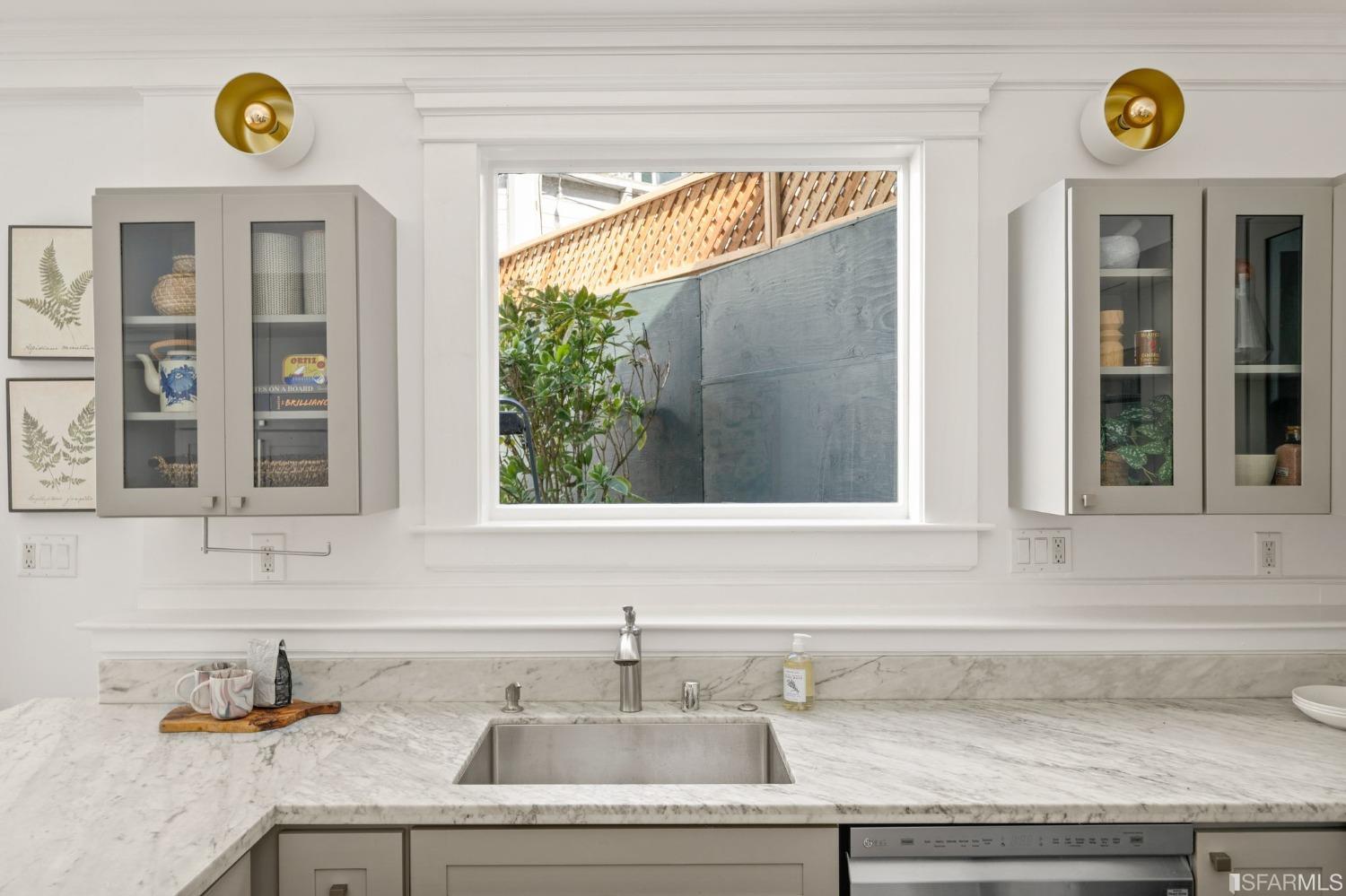 3045 Castro Street San Francisco, CA 94131 - Photo 10 of 44 a bathroom with a sink and a mirror