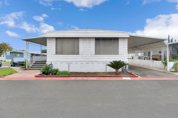 a view of back yard of the house