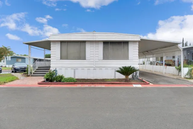 a view of back yard of the house